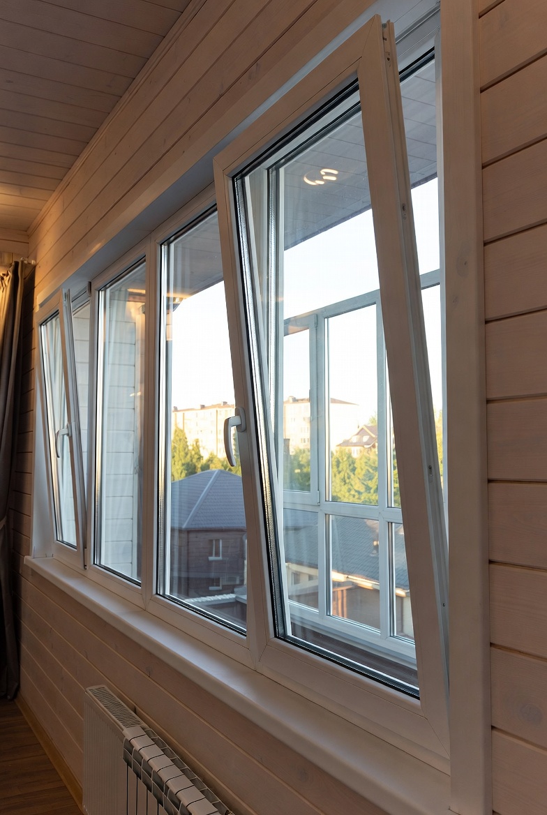 Современные энергоэффективные пластиковые окна в уютной комнате с видом на Ставрополь